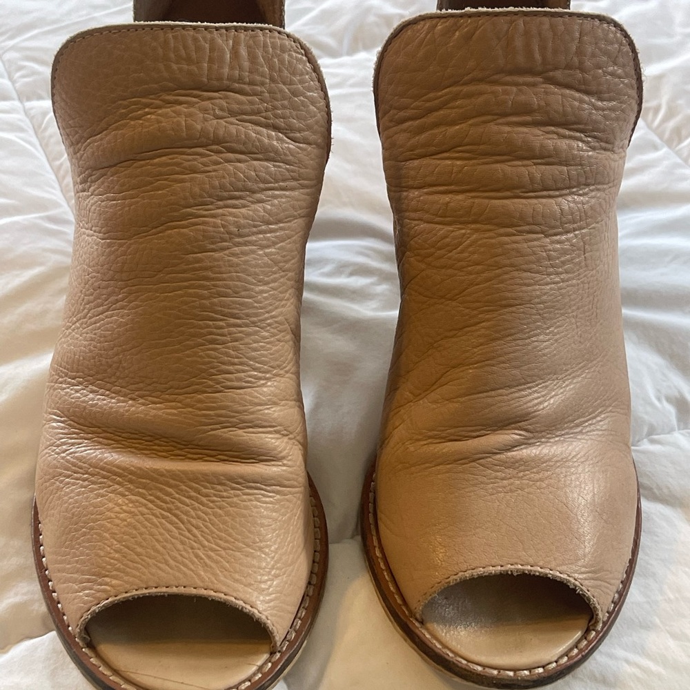 Chinese Laundry nude leather wedge heels. Comfy, light & Neutral tan color.